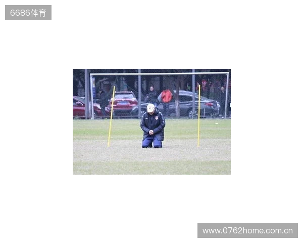 帽子上用中文写着努力、忍耐、牺牲,张外龙:是我作为教练的哲学 帽子上用中文写着努力、忍耐、牺牲,张外龙:是我作为教练的哲学