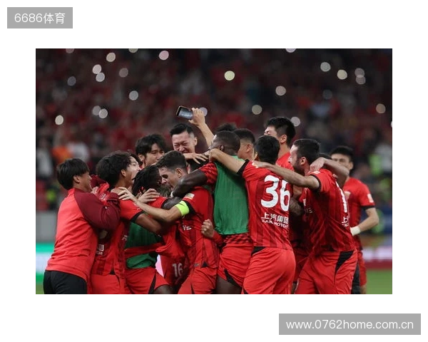 三连冠！上海海港加冕2025赛季中超冠军，摘下队史中超第四星